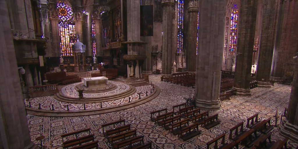 波伽利在空蕩蕩的教堂內演唱。（圖截自YouTube@Andrea Bocelli）