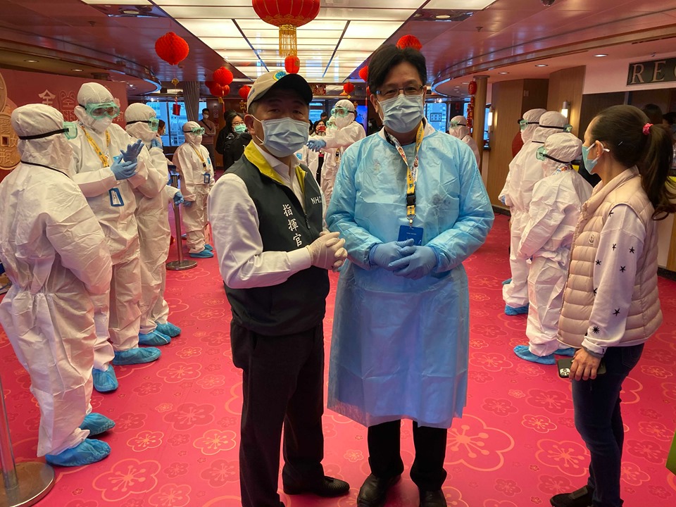 林慶豐院長和陳時中部長在寶瓶星號上執行防疫任務合影