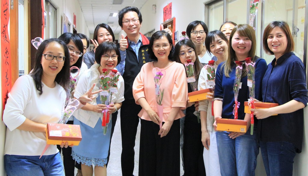 花蓮衛生局局長朱家祥於今日國際護士節到醫院向辛苦地護理師們致敬。（受訪者提供）