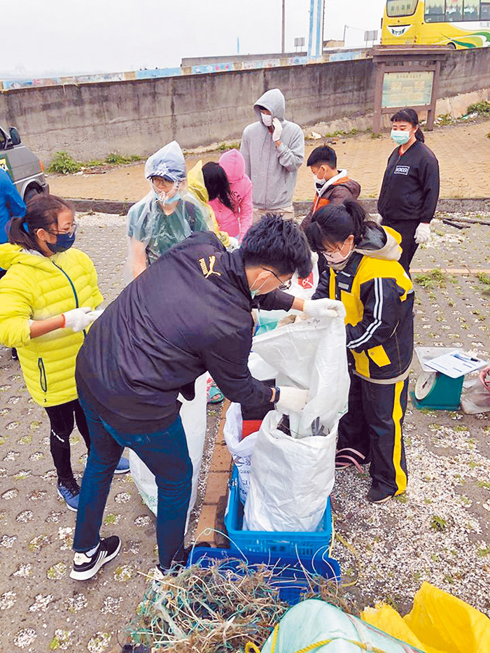 彰化YMCA福寶溼地淨灘活動，清出上百公斤廢棄垃圾。