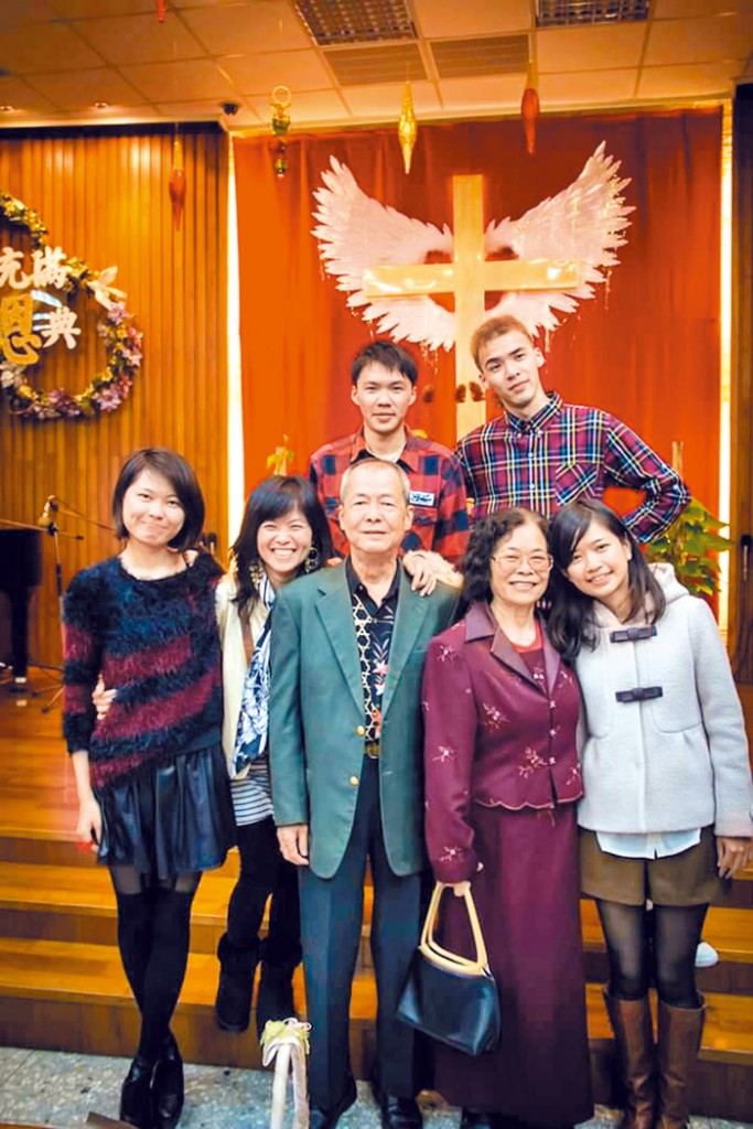 詹秀珠（前排左二）帶領父母及孩子、姪女信主。