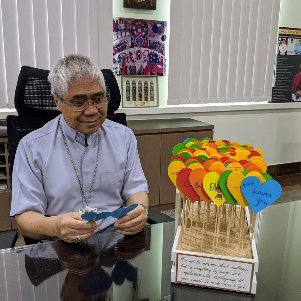 新加坡天主教總主教吳成才在線上彌撒結束後，呼籲大家捐款幫助有需要的人。（Archbishop William Goh臉書）