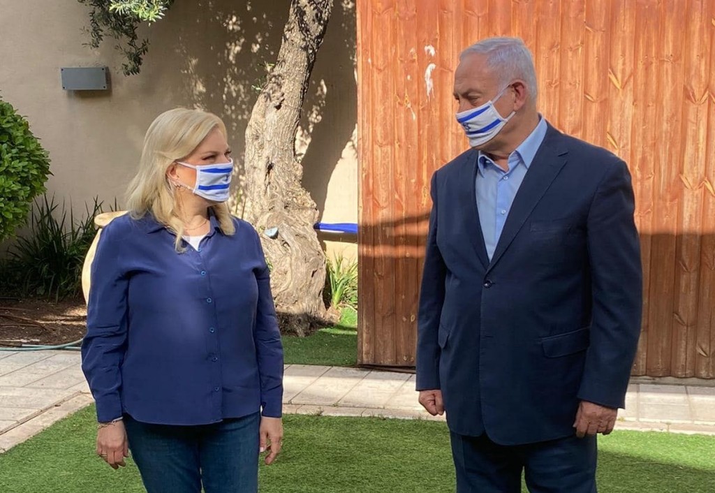 納坦雅胡總理和夫人戴口罩宣導防疫。（圖／Benjamin Netanyahu臉書）