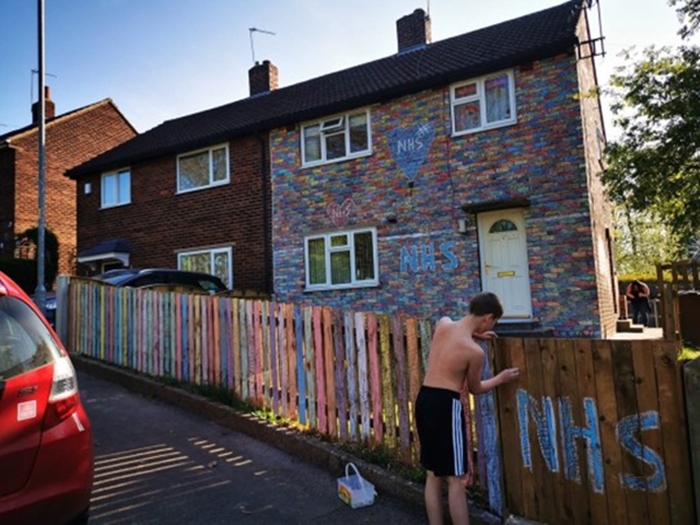 社區送粉筆幫助父子完成整棟房子的彩虹彩繪。（photo credit: Daily Post Wales）