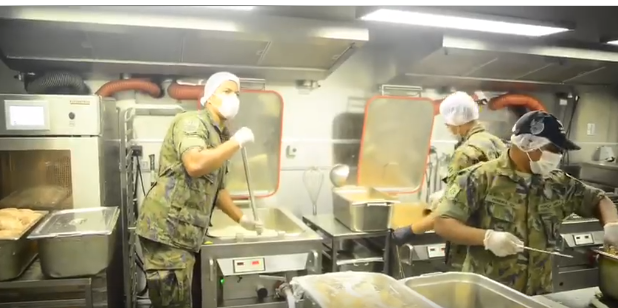 巴西空軍軍中廚房製作愛心餐盒送給大貨車司機。（圖／Jair Messias Bolsonaro臉書）