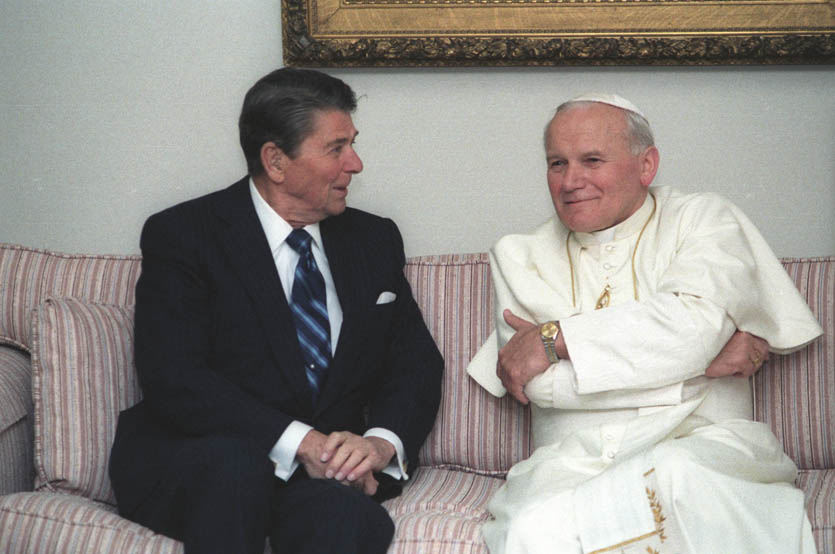 美國前總統雷根和故教宗若望保祿二世都在同一年被刺，後結為好友，共同推翻蘇聯共產主義。兩人攝於1984年。（圖／reaganfoundation.org）