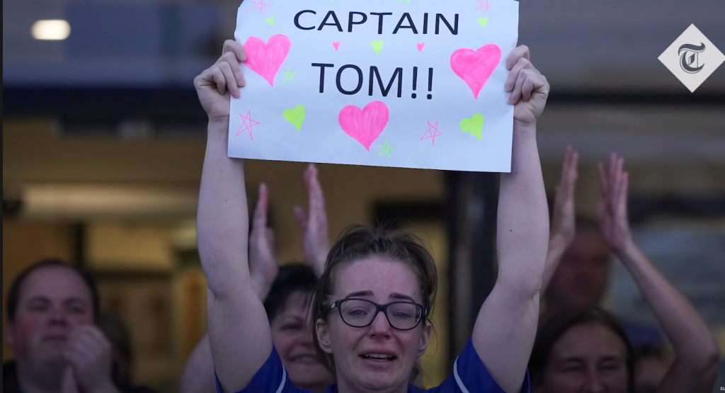 醫護人員含淚向湯姆上尉表達感謝。 （圖／YouTubeTheTelegraph）