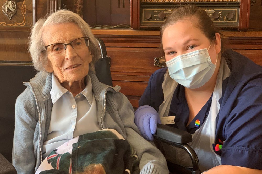 106歲人瑞英國阿嬤康妮．狄欽戰勝新冠肺炎出院。（圖／YouTube影片截圖）