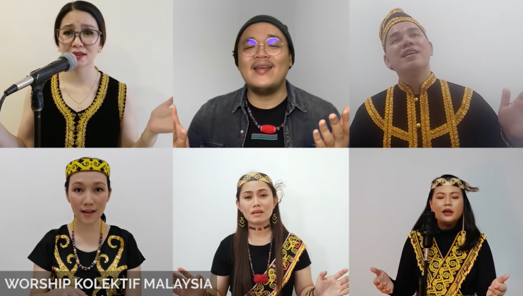演唱者也穿著自己土族的服裝，大聲唱著“The Blessing”。（截圖/ The Blessing　Malaysia影片）