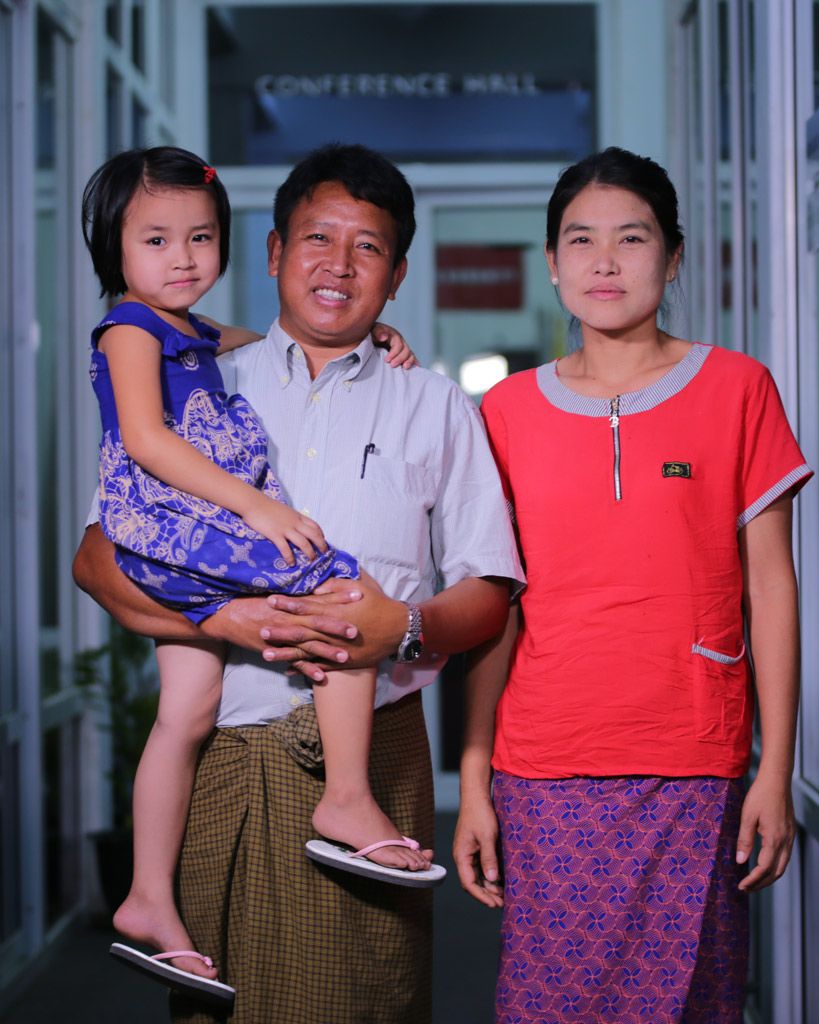 敦牧師與妻子、孩子合照（照片來源：Gospel for Asia）