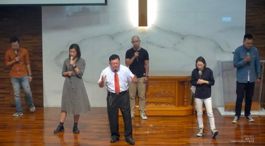 台南美好基督教會林明宏牧師帶領禱告。（網路直播截圖）
