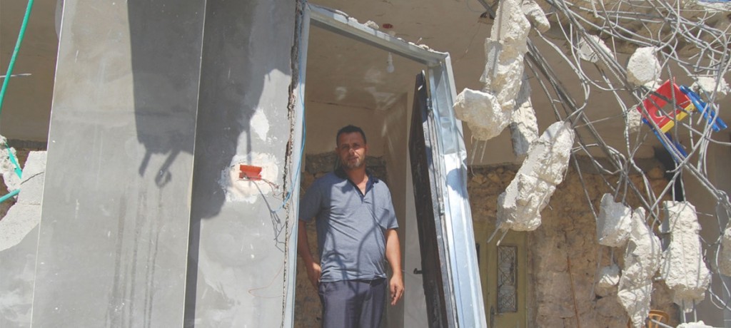 2018年9月一名男子站在自己位於西岸的被以色列當局拆除的房屋中。（圖／聯合國近東救濟工程處）