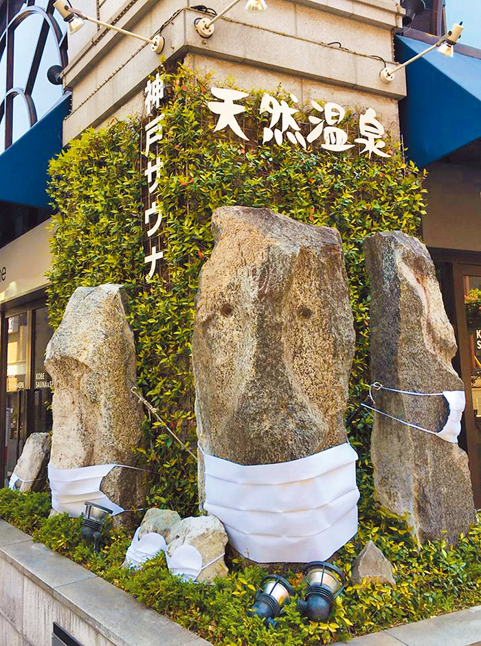 日本神戶店家為裝置藝術石像戴上口罩。