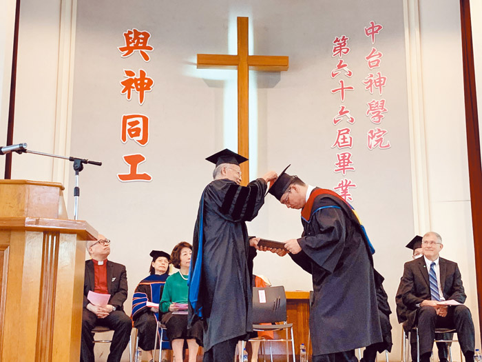 趙大衛院長（左）為畢業生撥穗頒授學位。