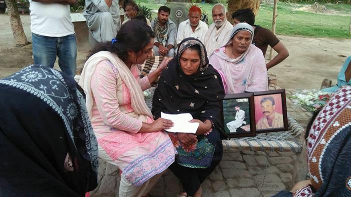 家人為死法的基督徒清潔工哀悼。（圖／britishpakistanichristians.org）