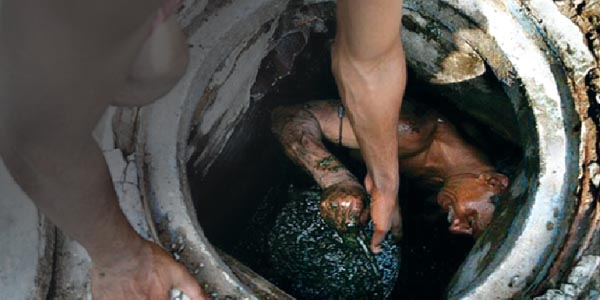 巴基斯坦下水道清潔工幾乎都由基督徒擔任。（圖／britishpakistanichristians.org）