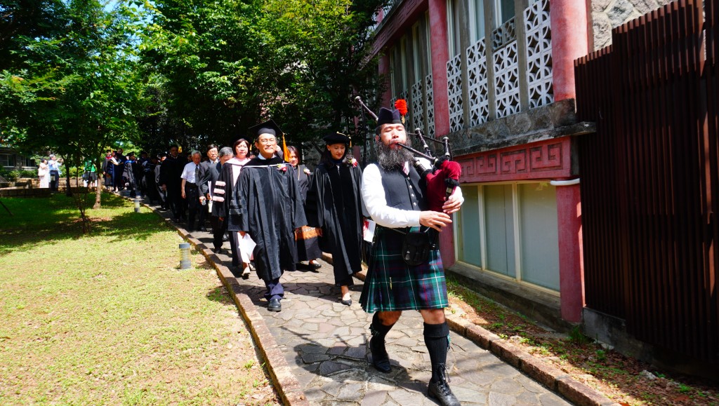 教授團帶領畢業生校園巡禮，以蘇格蘭風笛手開道。（台神提供）