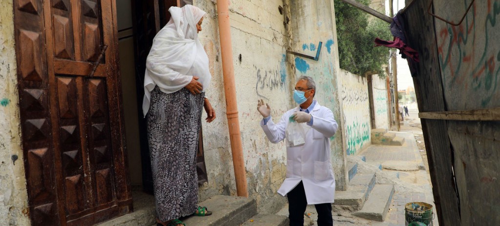 疫情期間，聯合國近東救濟工程處的醫務人員為加薩走廊的巴勒斯坦難民送藥上門。（圖／聯合國近東救濟工程處，Khalil Adwan攝）