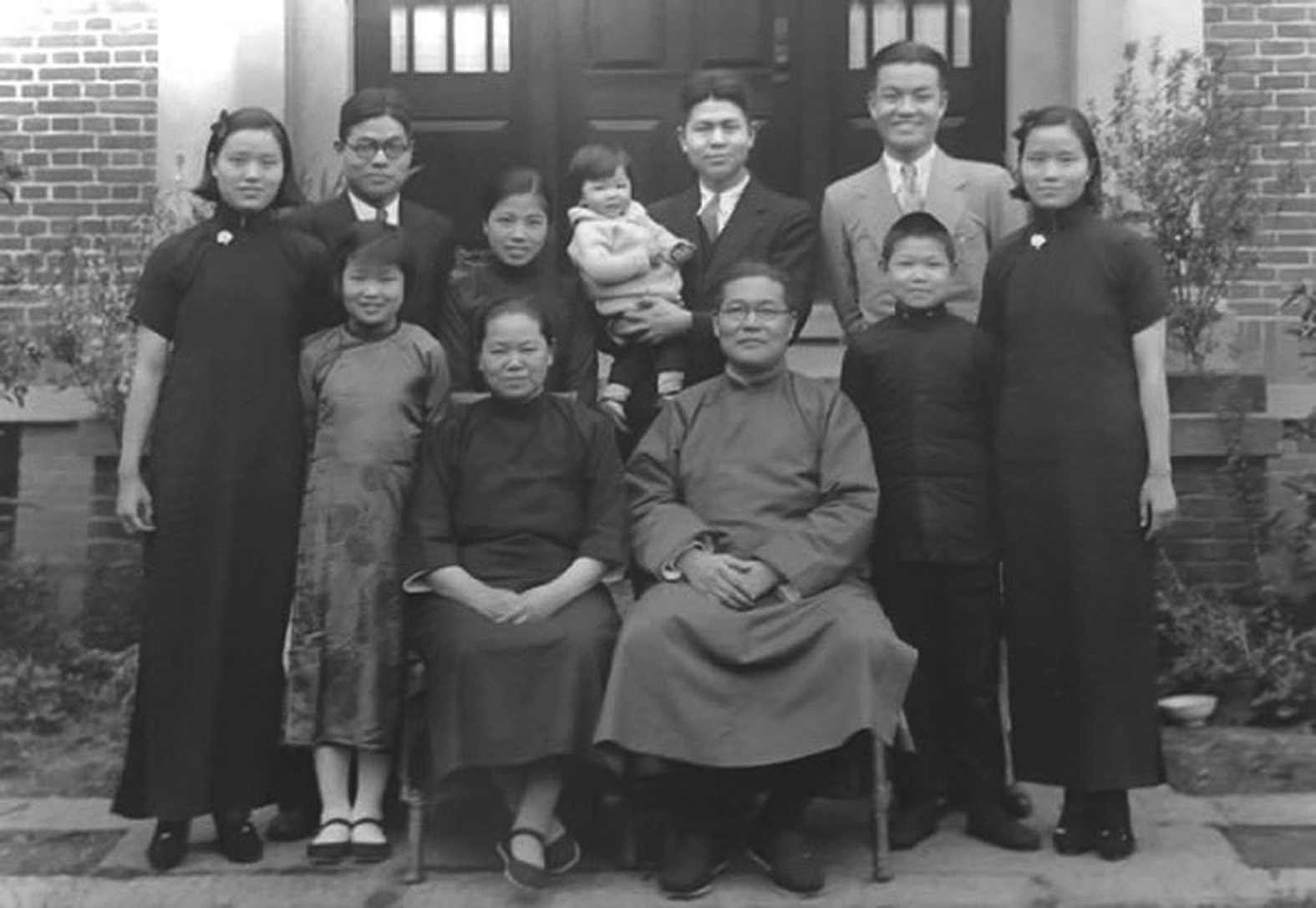 陳崇桂（右坐）全家合影（1936年攝於長沙）