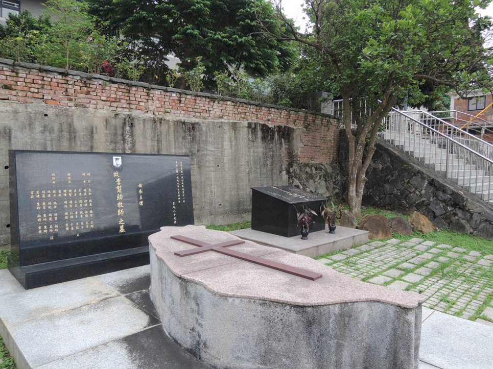 別具造型的李幫助牧師之墓。墓園右側則是李牧師父母李甘堂與林蜂之墓。（作者拍攝）
