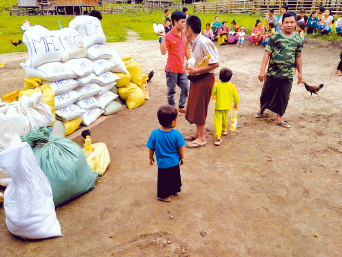 緬甸地區發送物資到貧窮的家庭。