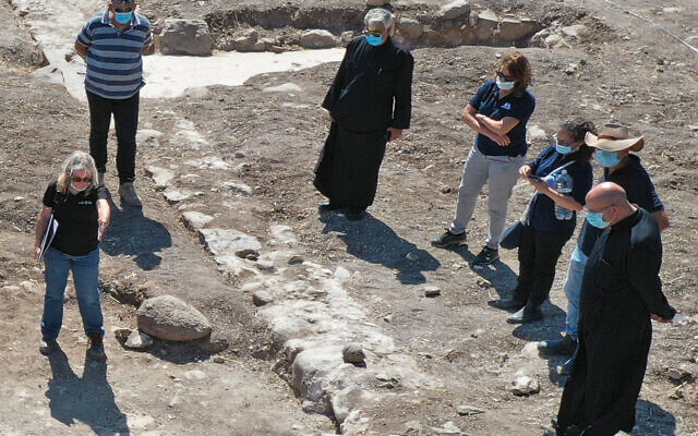 以色列希臘正教會大主教優素福．馬塔博士一行人參觀遺址，表示振奮。（圖／Israel Antiquities-Authority臉書）