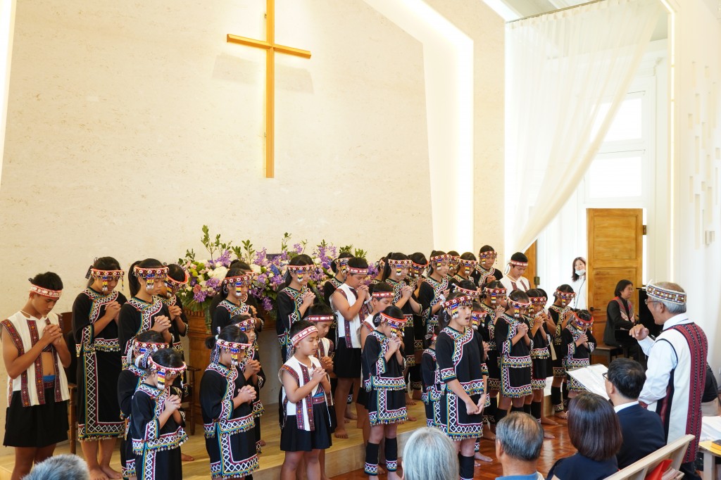 台灣原聲童聲合唱團獻唱詩歌。