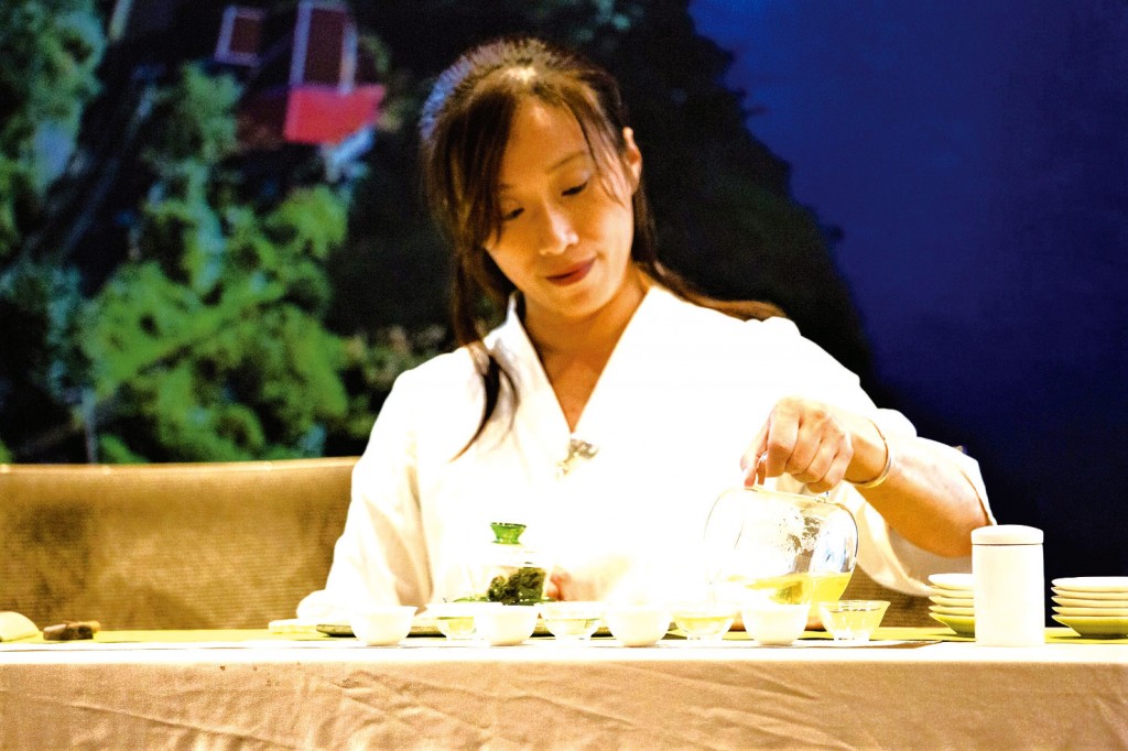 台灣藍鵲茶是有機茶園推出的產品，受大眾喜愛。