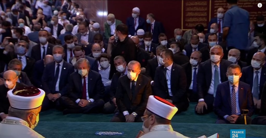 祈禱從戴著口罩的艾爾段誦念古蘭經開始。（圖／YT@France24影片截圖）