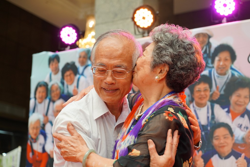 得到「無私奉獻獎」的91歲陳芸奶奶代表傳神向即將從公職退休的黃清高副局長獻吻致敬（高志邦攝影）