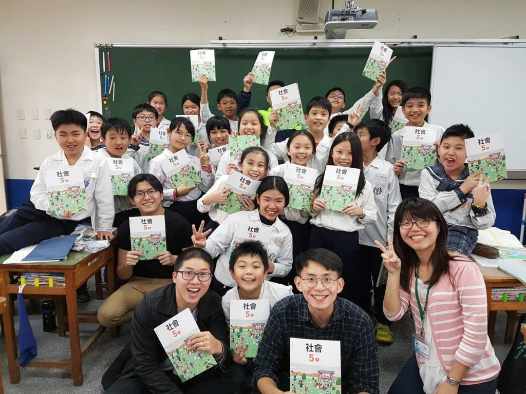 陳慕天（前排左一）與「美感細胞-教科書再造計畫」參與夥伴與小學生。（圖／美感細胞協會臉書）