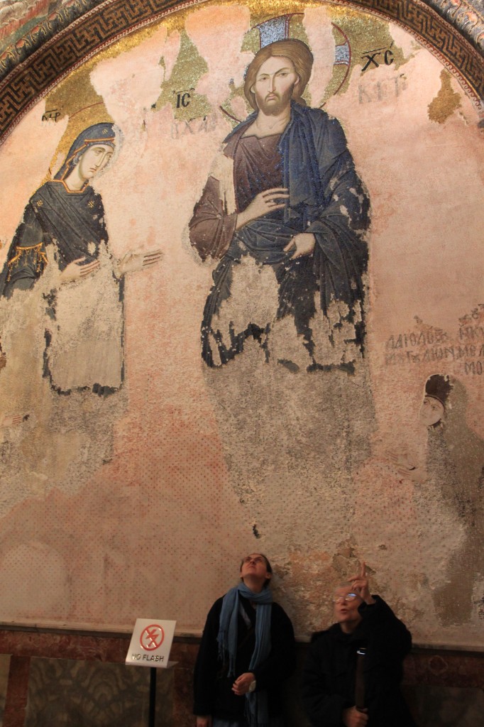 遊客抬頭看耶穌和母親馬利亞的鑲嵌畫。（圖／flickr@Bradley Griffin）