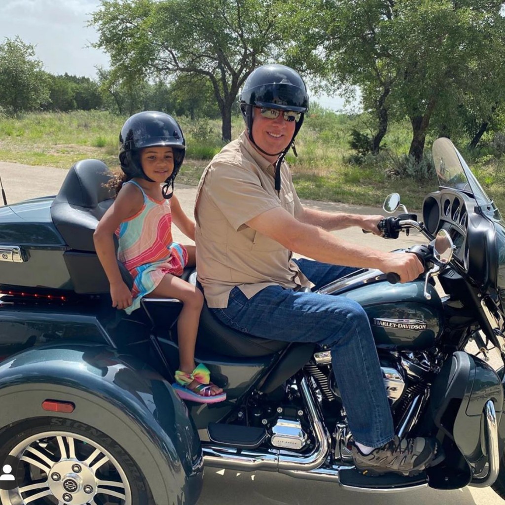 騎摩托車載著孫女出遊。（圖／Robert Morris臉書）