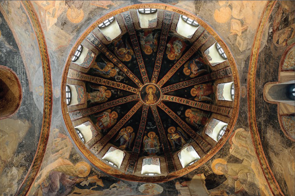教堂圓頂的濕壁畫。畫中央是馬利亞抱著聖子耶穌。周圍是天使。（圖／官網）