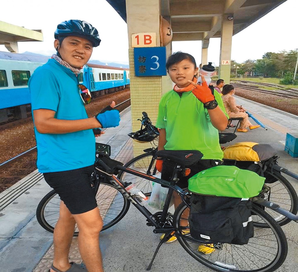 陳鄭彥和女兒騎腳踏車環島。