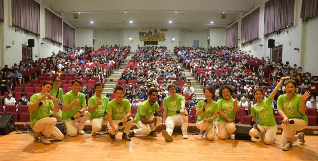 耿立參與天韻合唱團的「School Rally」用音樂鼓勵青年學子。(謝宜汝攝影)