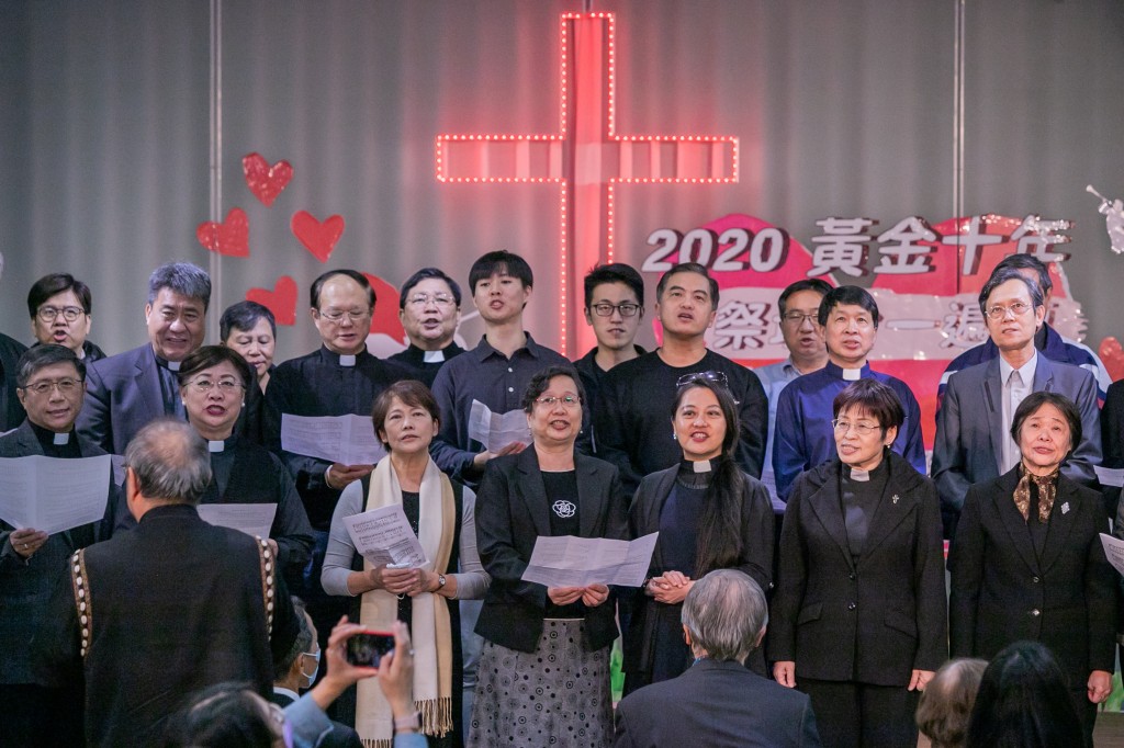 台南眾教會牧者同心合意禱告在神的面前。（台南靈糧堂提供）