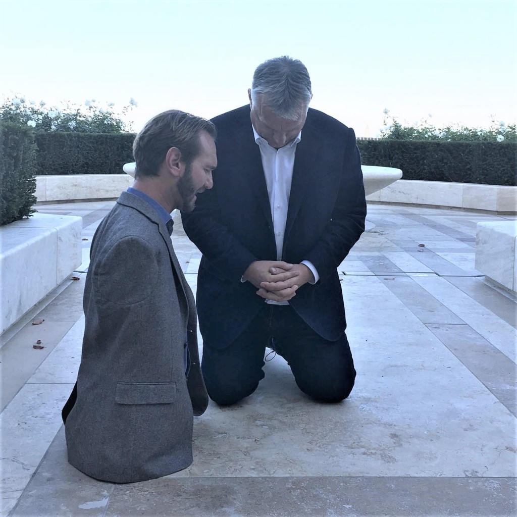 力克．胡哲：「上帝能用欠缺四肢的人作為祂的肢體，讓我站在地獄門前，引導人們生命更新。」 2019年十月25日，他與匈牙利總理奥班一起跪地為該國禱告。（圖／FB@Nick Vujicic）