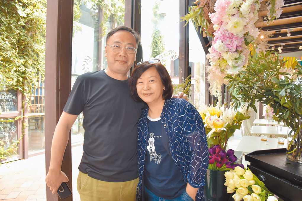 Danny's Flower 創辦人許登栗與女主人張惠倫。（謝宜汝攝影）
