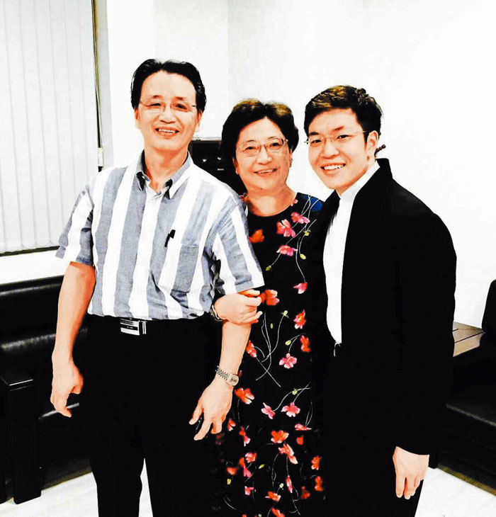 小提琴家黃俊文與父母。（受訪者提供）