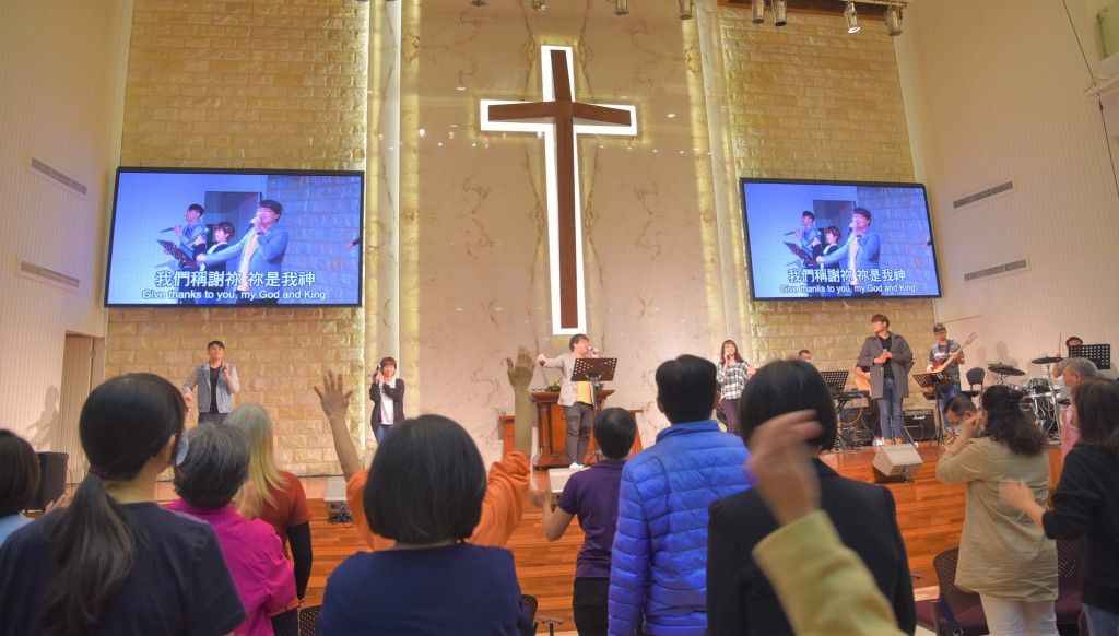 武昌教會主堂巨大的「寶貴十架」。(謝宜汝攝影)