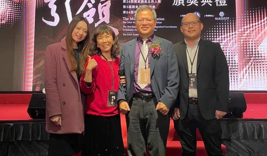 江安世教授夫婦(右二和左二)以及他們的兒子和媳婦(楊美惠提供)
