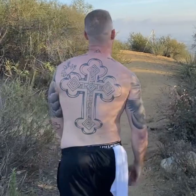 查特漢克斯背部十字架刺青。（圖／IG @chethanx）