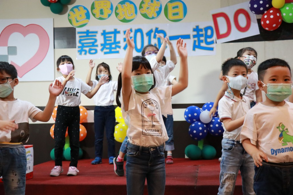幼兒園小朋友表演〈祈雨舞〉希望能早日解除旱象(嘉義基督教醫院提供)