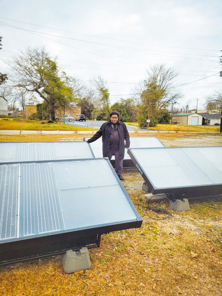 教會外安置的四片太陽能板。（圖╱翻攝自Twitter @newalphacdc）
