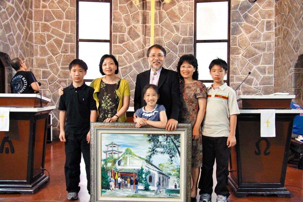 贈畫作〈觀音山之暮〉予台灣神學院。