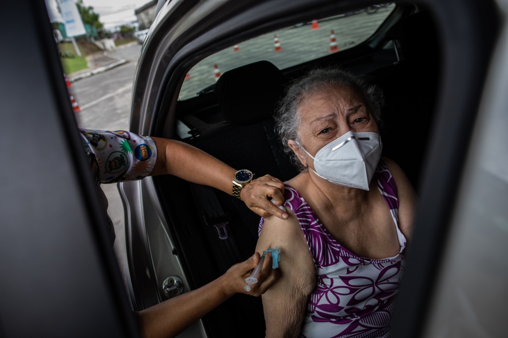 巴西為老年人接種疫苗。（圖／Flickr by International Monetary Fund CC）